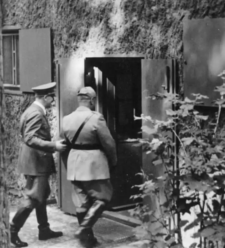 adolf hitler e benito mussolini   bunker wolfsschanze