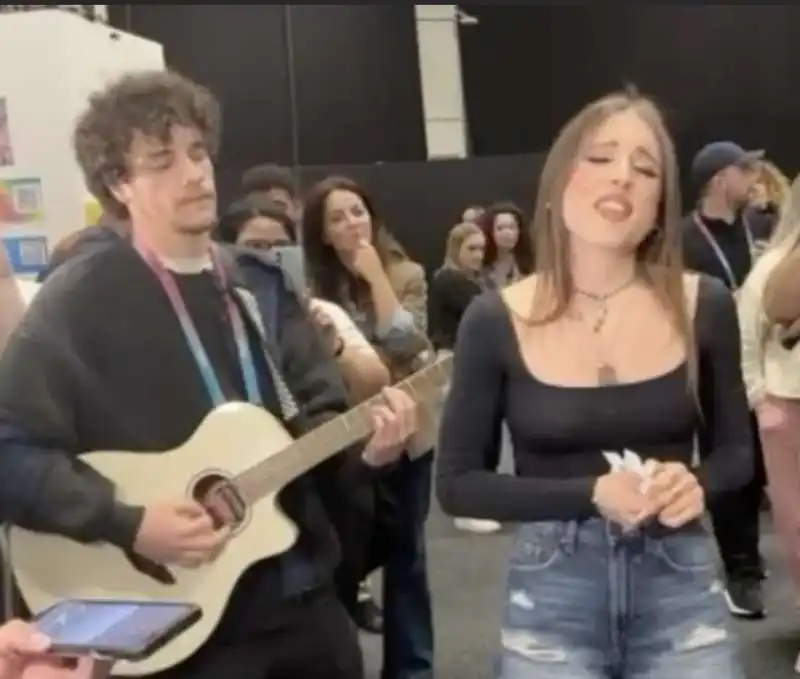 angelina mango canta imagine nel backstage dell'eurovision 2