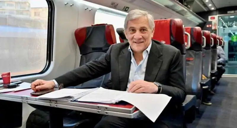 ANTONIO TAJANI A BORDO DI UN TRENO FRECCIAROSSA