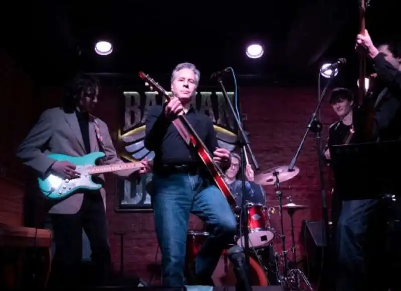 ANTONY BLINKEN SUONA LA CHITARRA IN UN PUB DI KIEV 