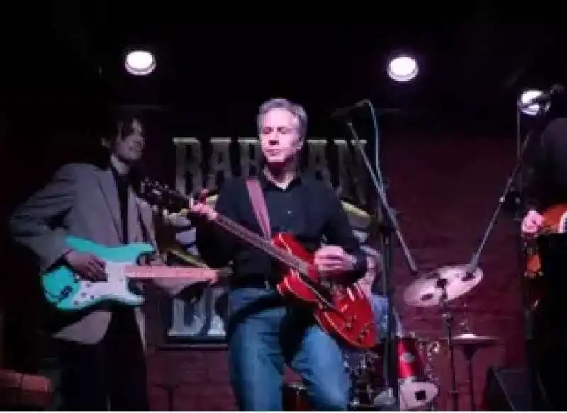 ANTONY BLINKEN SUONA LA CHITARRA IN UN PUB DI KIEV 