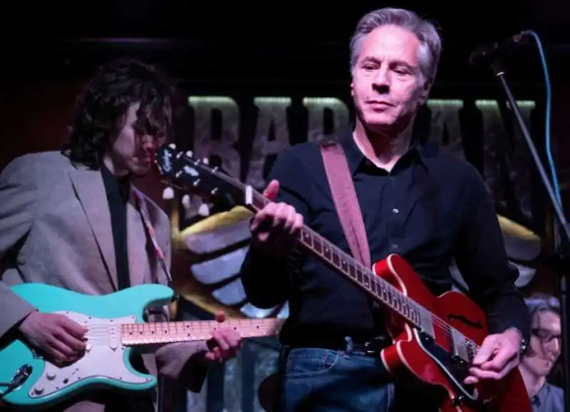 ANTONY BLINKEN SUONA LA CHITARRA IN UN PUB DI KIEV 