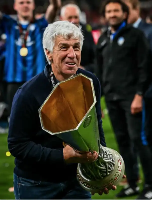 atalanta bayer leverkusen gasperini con la coppa