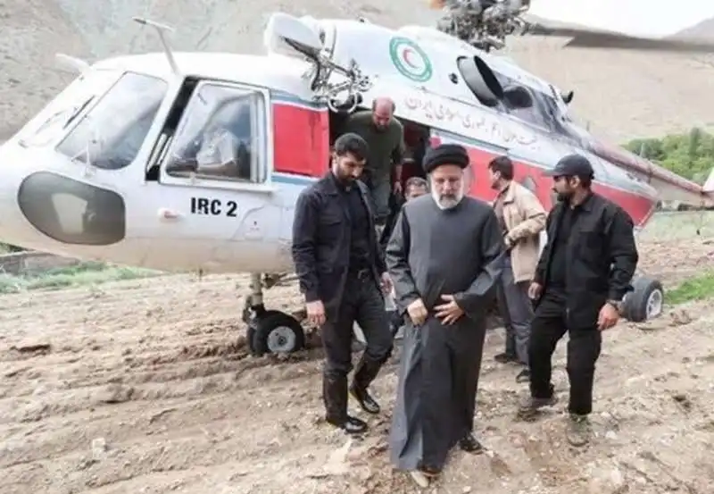 IL PRESIDENTE IRANIANO EBRAHIM RAISI SCENDE DALL ELICOTTERO