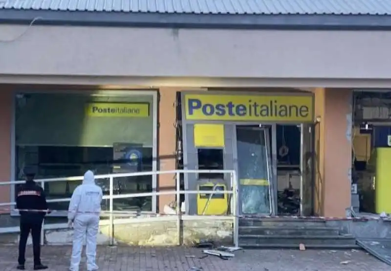 BRUGHERIO - UFFICIO POSTALE ESPLOSO PER IL GAS USATO DA UNA BANDA DI LADRI