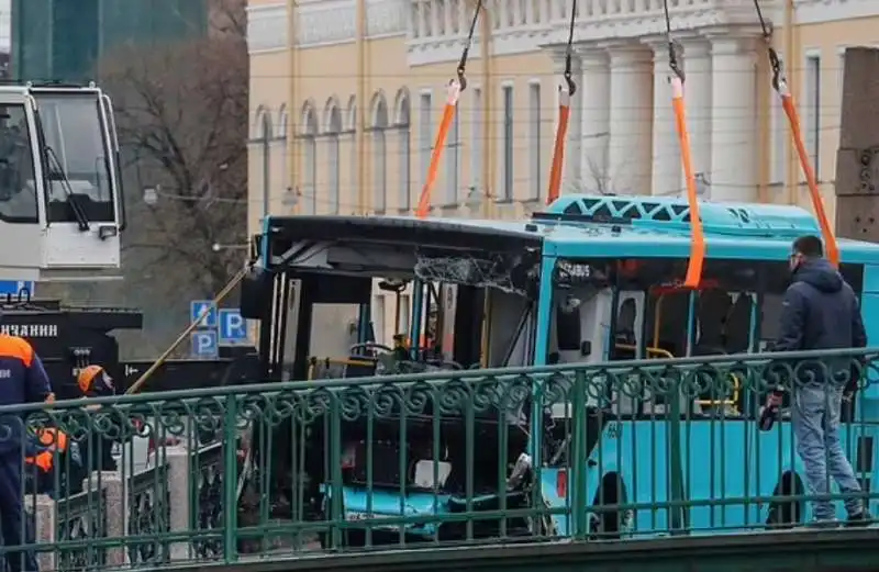 bus sbanda e precipita nel fiume a san pietroburgo 4