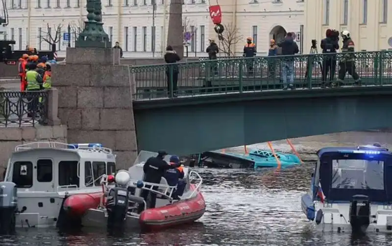 bus sbanda e precipita nel fiume a san pietroburgo 5