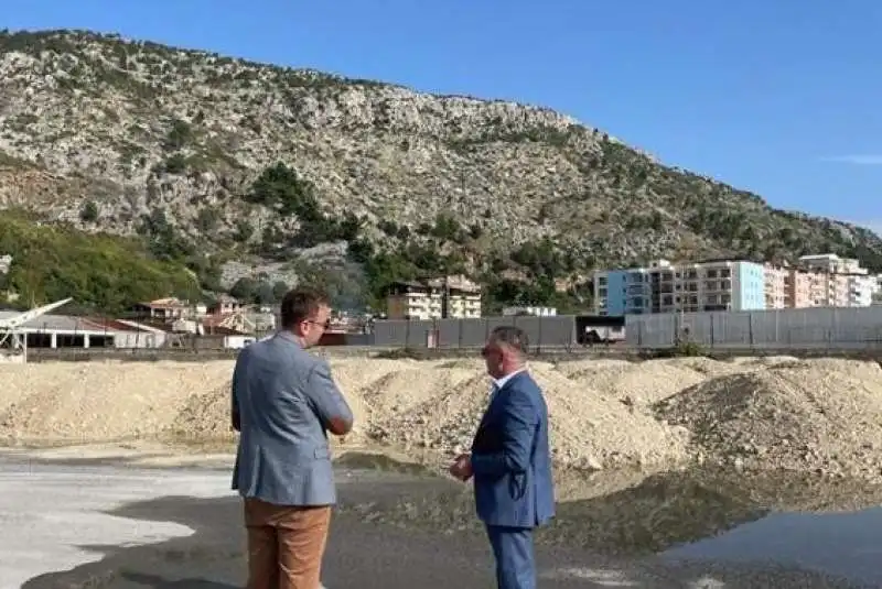 cantiere costruzione centro migranti albania