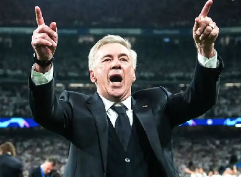 CARLO ANCELOTTI CANTA L'INNO DEL REAL