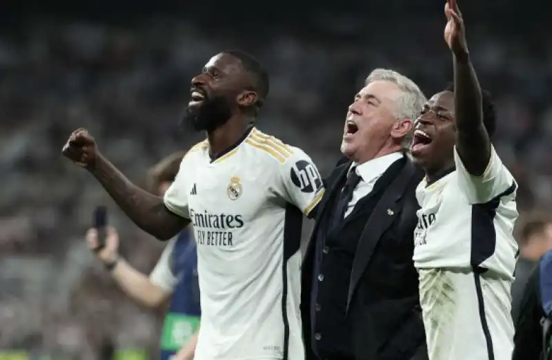 CARLO ANCELOTTI CANTA L'INNO DEL REAL