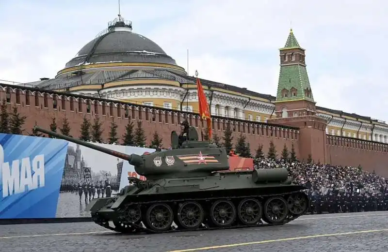 carro armato sovietico t 24 alla parata della vittoria  1