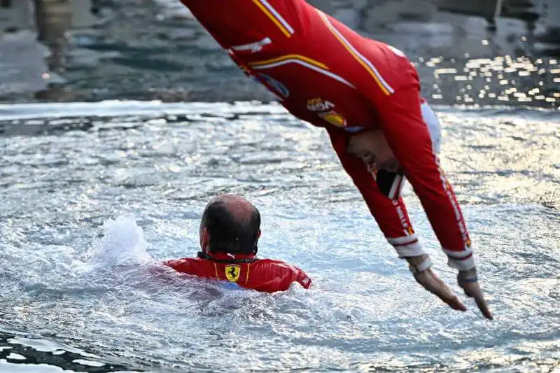 charles leclerc spinge in acqua frederic vasseur 1