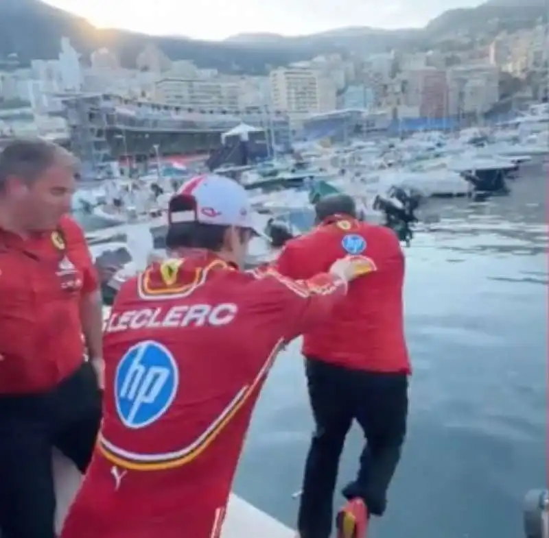 charles leclerc spinge in acqua frederic vasseur 8