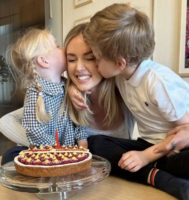 CHIARA FERRAGNI COMPIE 37 ANNI