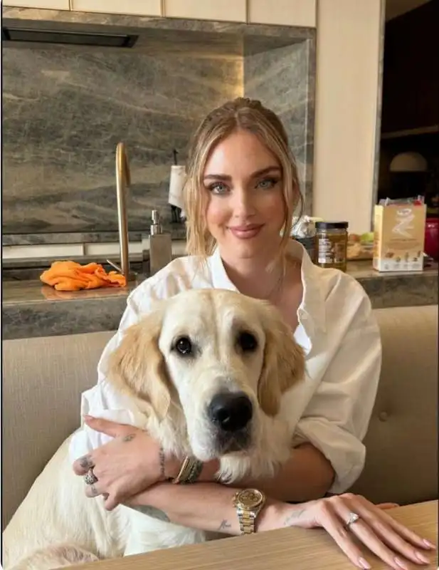 chiara ferragni e il particolare delle dita più lunghe di quelle di ET