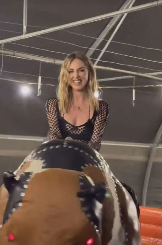 chiara ferragni monta un toro   1