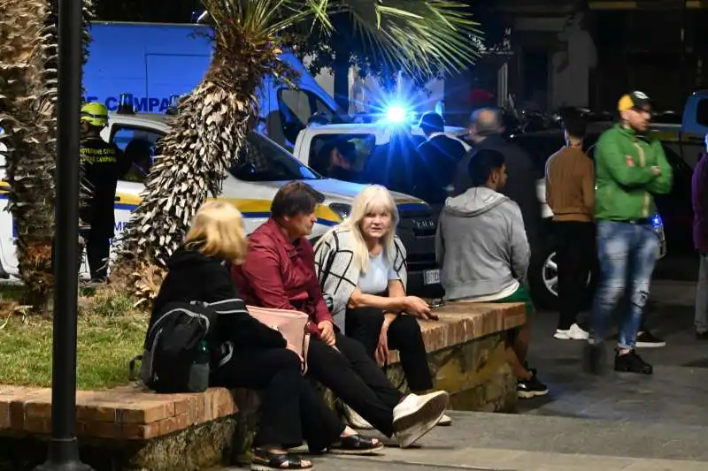 cittadini in strada a pozzuoli dopo il terremoto   10