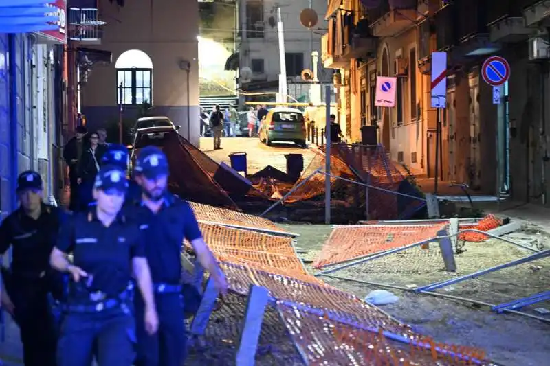 cittadini in strada a pozzuoli dopo il terremoto   4