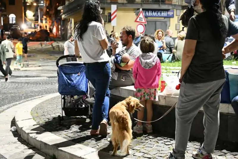 cittadini in strada a pozzuoli dopo il terremoto   5