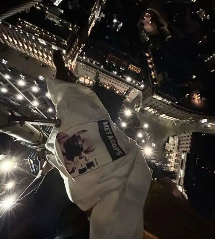 DEDELATE SI ARRAMPICA SUL DUOMO DI MILANO 