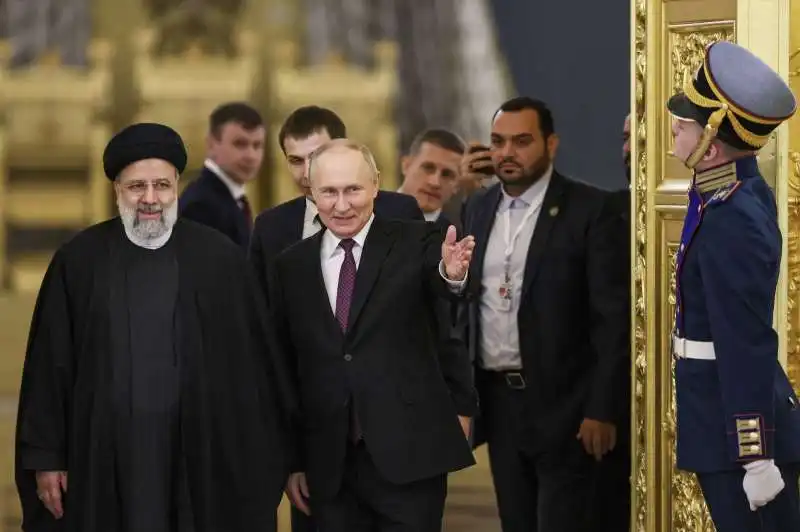 ebrahim raisi con vladimir putin nel 2023  