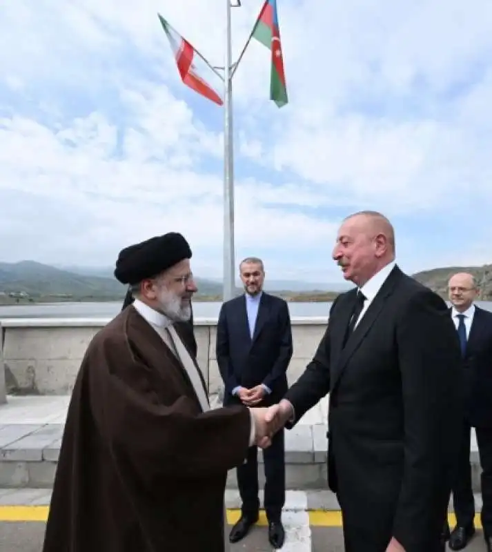 ebrahim raisi e ilhan aliyev inaugurano una diga sul fiume aras