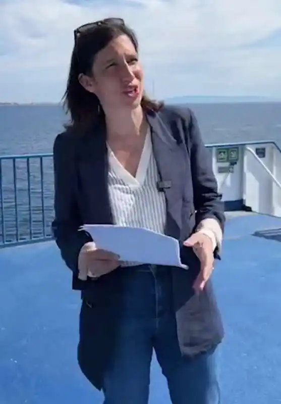 elly schlein attraversa lo stretto di messina 1