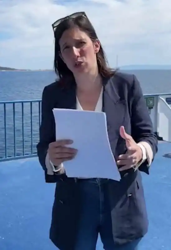 elly schlein attraversa lo stretto di messina 2