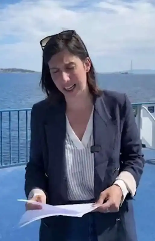 elly schlein attraversa lo stretto di messina 3