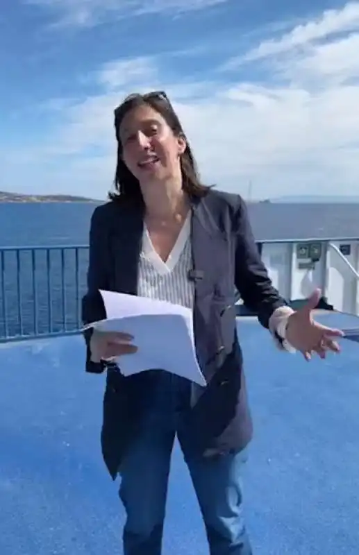 elly schlein attraversa lo stretto di messina 6