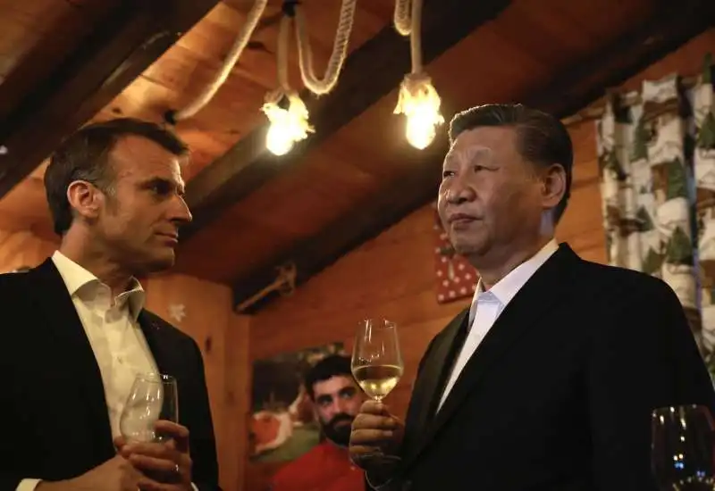 emmanuel macron e xi jinping nel rifugio di montagna dei pirenei     