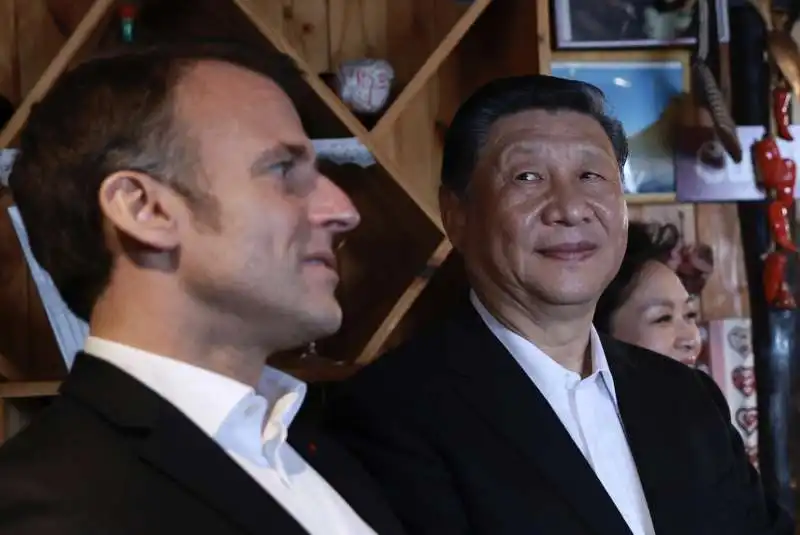 emmanuel macron e xi jinping nel rifugio di montagna dei pirenei 