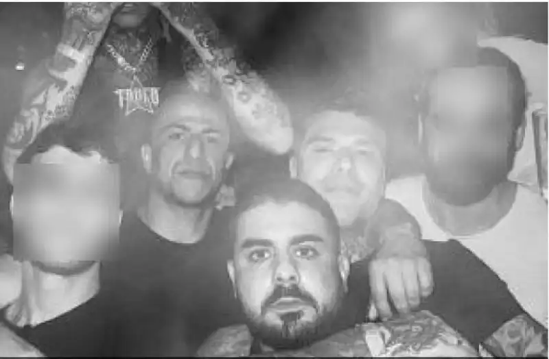 Fedez con gli ultras Christian Rosiello e Islam Hagag detto Alex Cologno