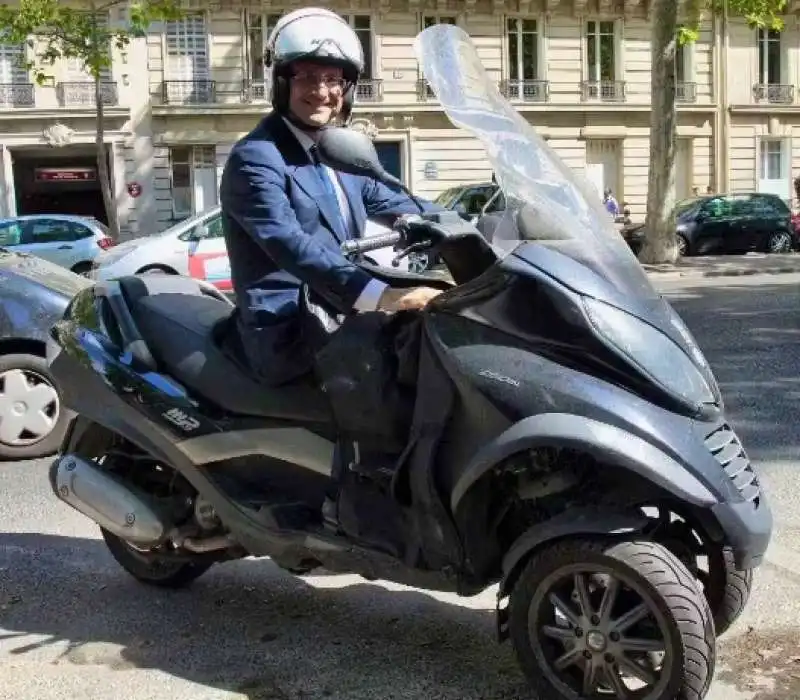 FRANC?OIS HOLLANDE IN SCOOTER 