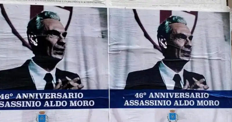 gifuni al posto di moro sui manifesti a maglie 