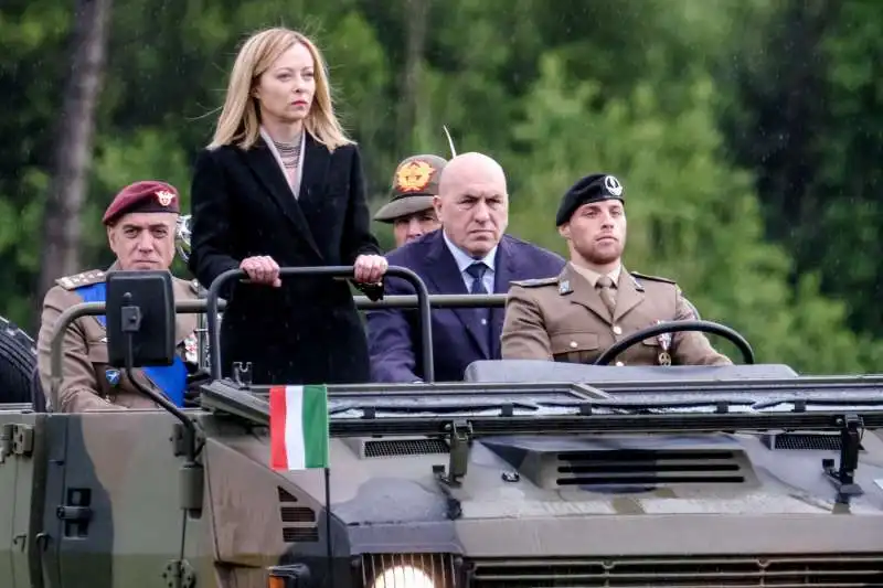 giorgia meloni con guido crosetto nella camionetta dell esercito  5