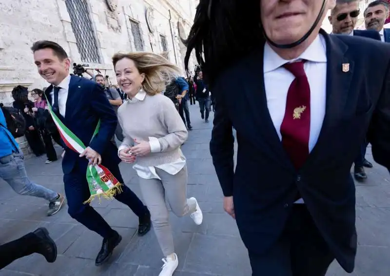 GIORGIA MELONI CORRE CON I BERSAGLIERI 