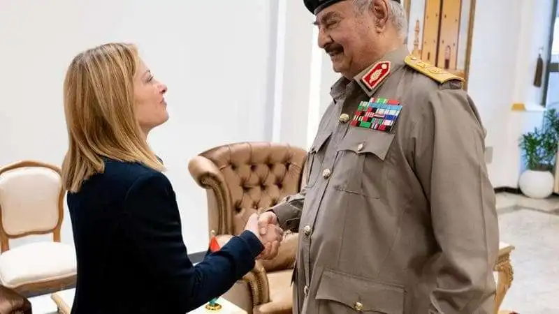 giorgia meloni e il generale khalifa haftar