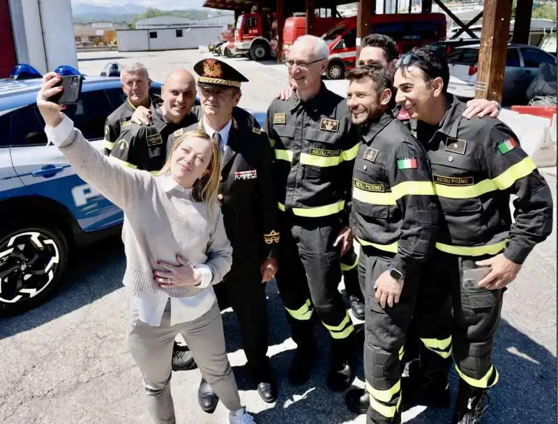 giorgia meloni   selfie con i vigili del fuoco