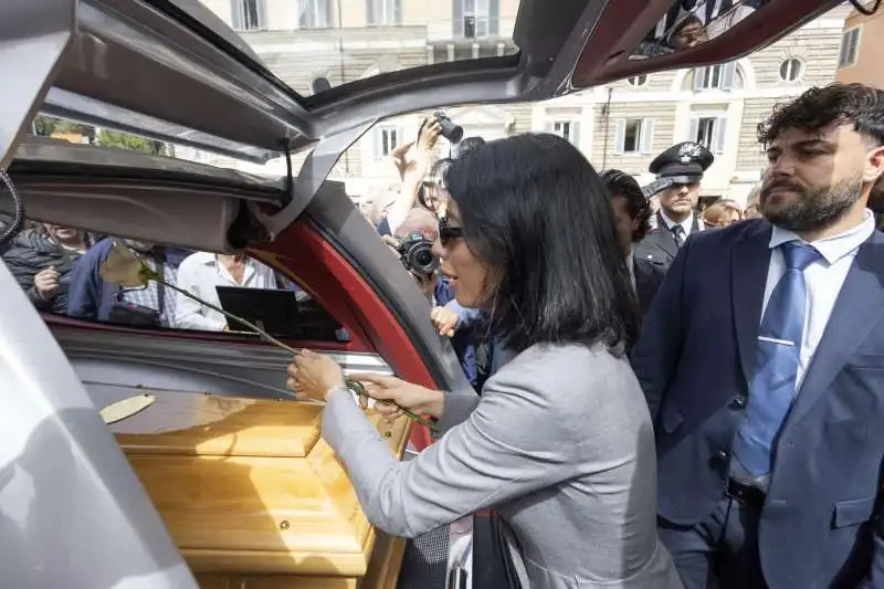 giulia berdini   2   al funerale di franco di mare   