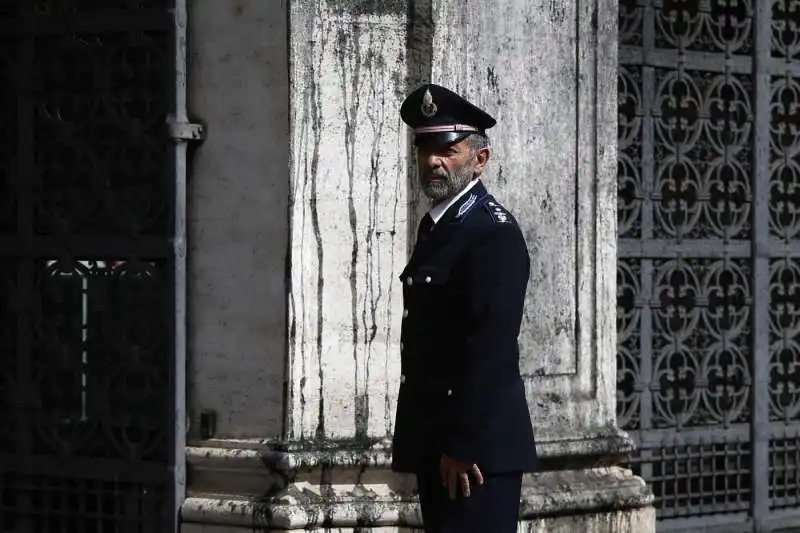 gretini imbrattano il ministero della giustizia   5