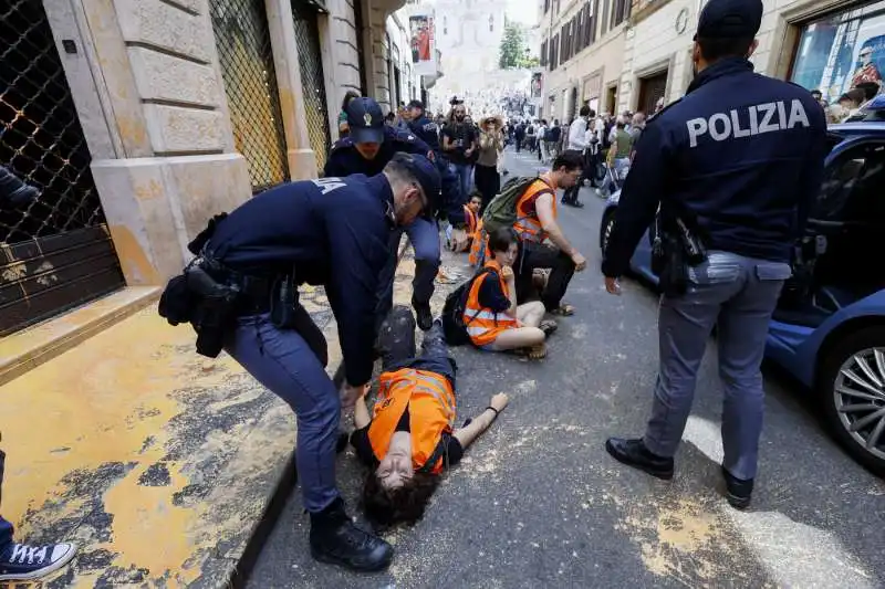 gretini imbrattano negozi in via condotti   16