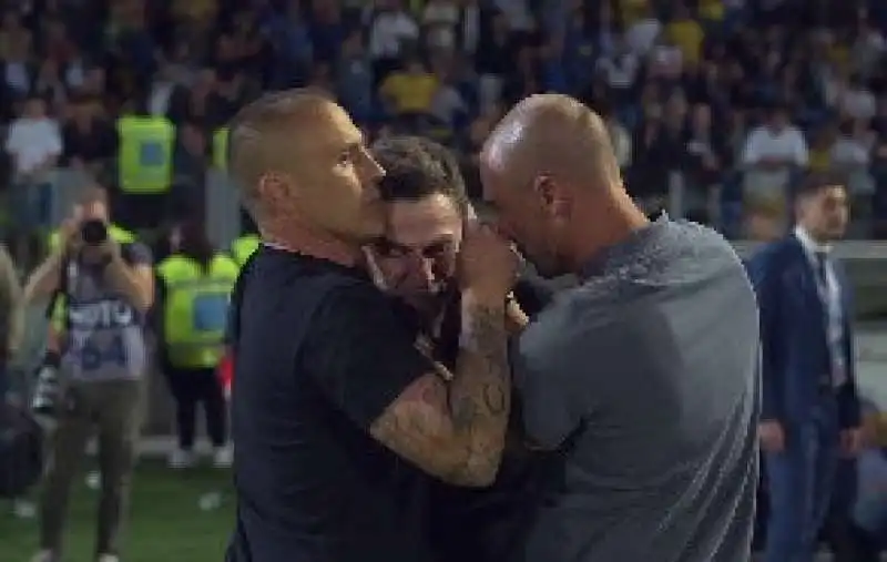 i fratelli cannavaro consolano eusebio di francesco dopo la retrocessione del frosinone 1