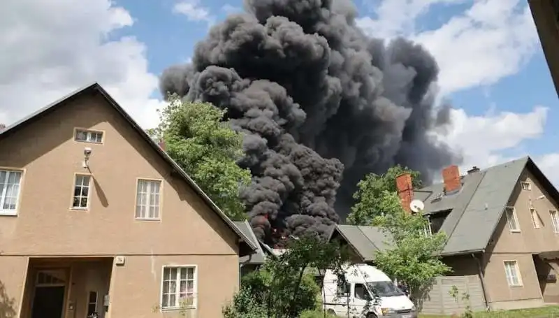 incendio in una fabbrica di berlino  