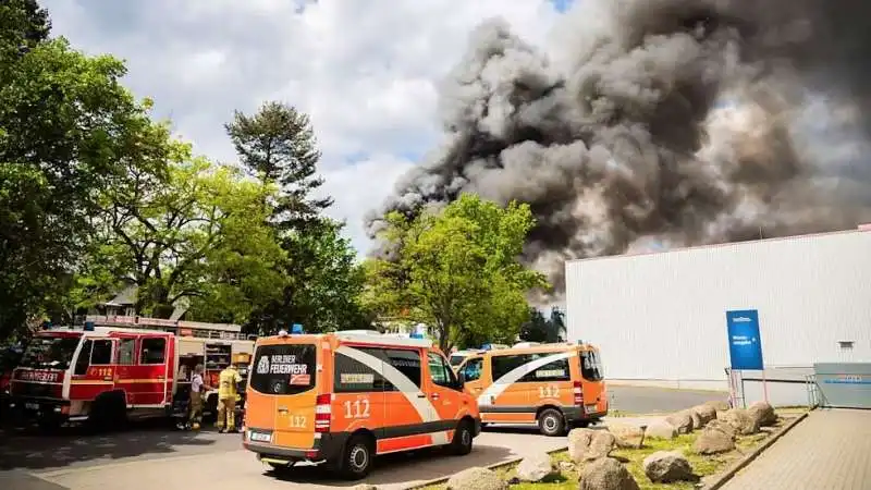 incendio in una fabbrica di berlino  