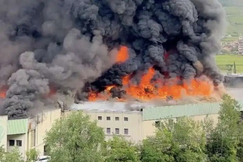 INCENDIO NELLO STABILIMENTO ALPITRONIC A BOLZANO  