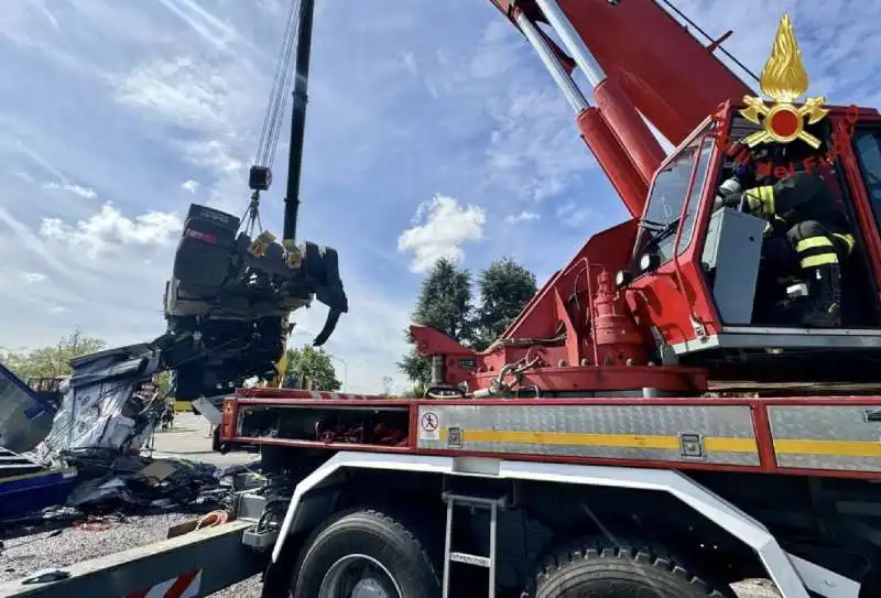 incidente a un camion carico di acido a piacenza   2