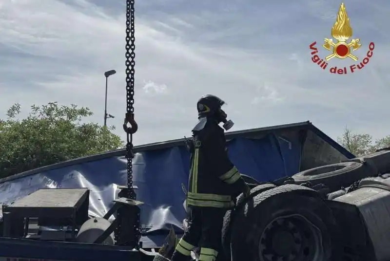 incidente a un camion carico di acido a piacenza   4