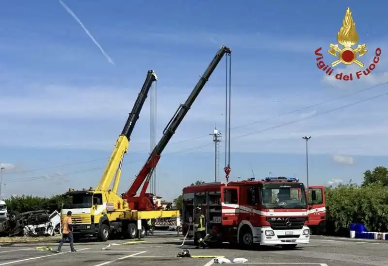 incidente a un camion carico di acido a piacenza   5