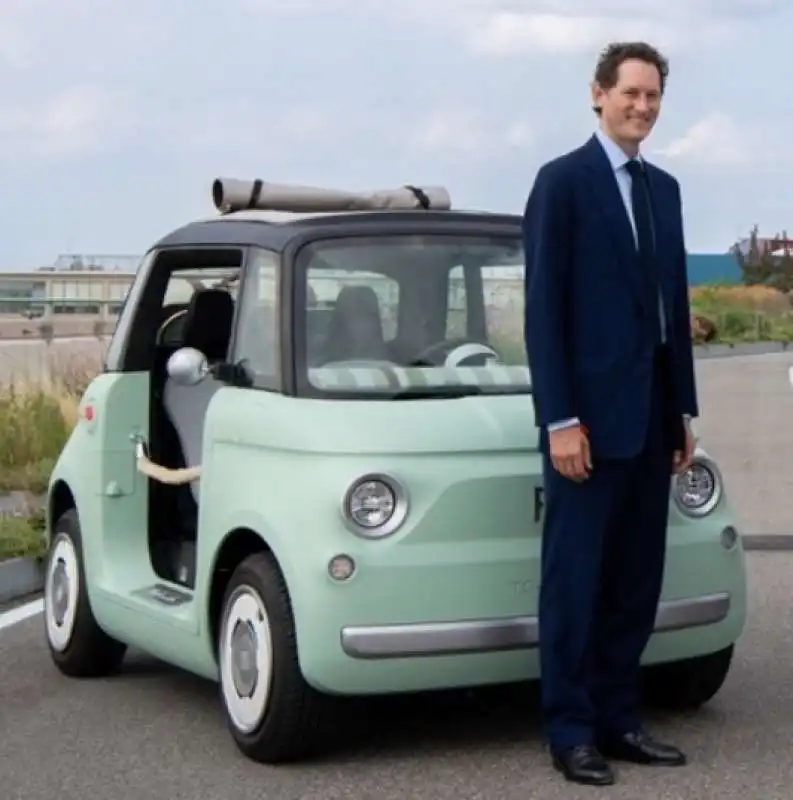 JOHN ELKANN CON LA FIAT TOPOLINO 